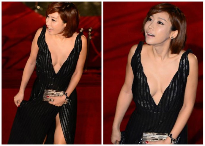 Nữ ca sĩ Kwak Hyun Hwa từng làm náo loạn với chùm ảnh ăn chuối phản cảm trước đây. Cô đến dự sự kiện giải thưởng điện ảnh uy tín của Hàn Quốc trong trang phục đen, xẻ sâu không kém với trang phục của Ha Na Kyung.